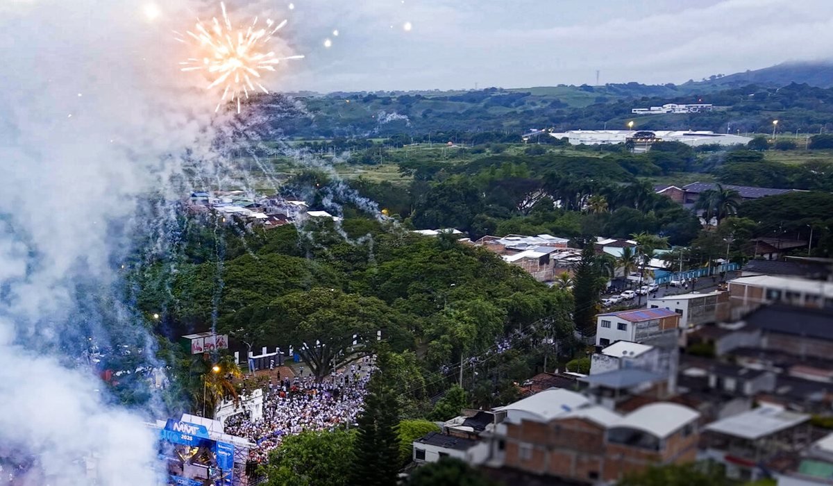 Vista aérea de corredores reunidos en Tuluá